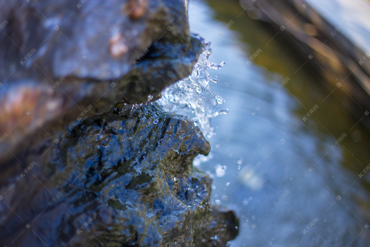 水流淌之滴落摄影图