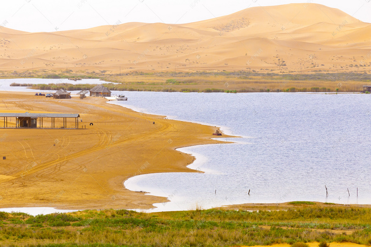 腾格里沙漠里湖泊摄影图