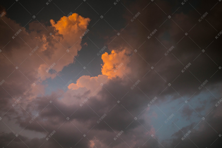 彩色云朵摄影图