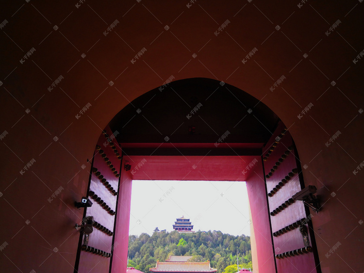 故宫神武门对面的景山公园摄影图