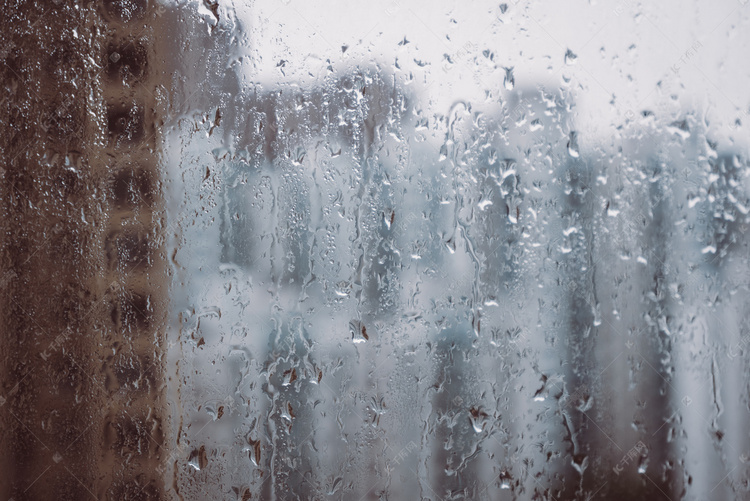 下雨天玻璃窗雨珠摄影图