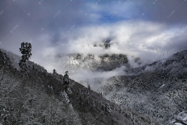 云雾雪山摄影图