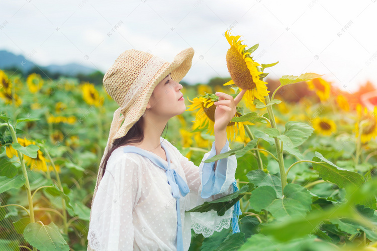 少女在挑逗向日葵
