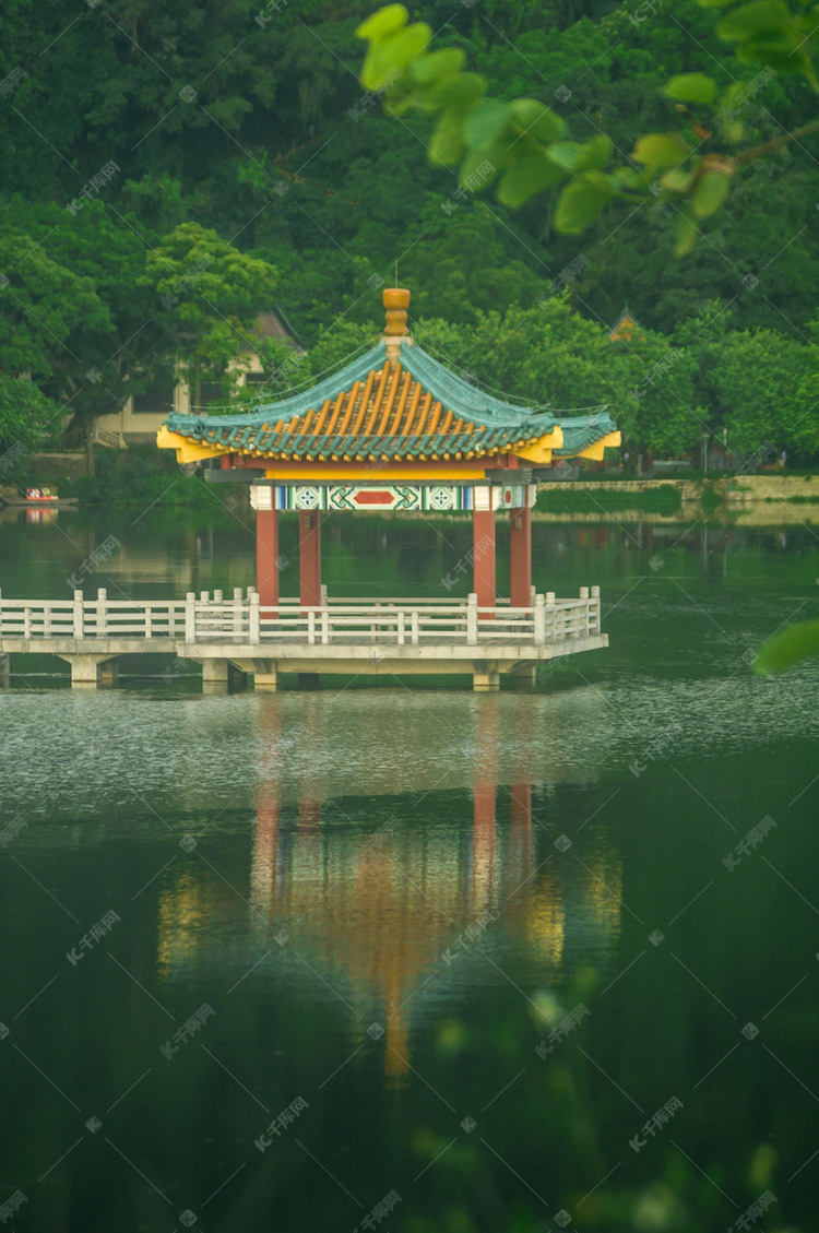亭在湖上的倒影摄影图