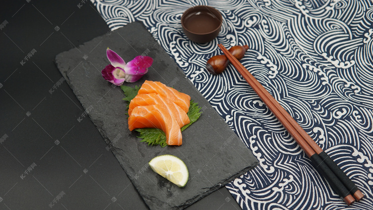 日式寿司三文鱼摄影图