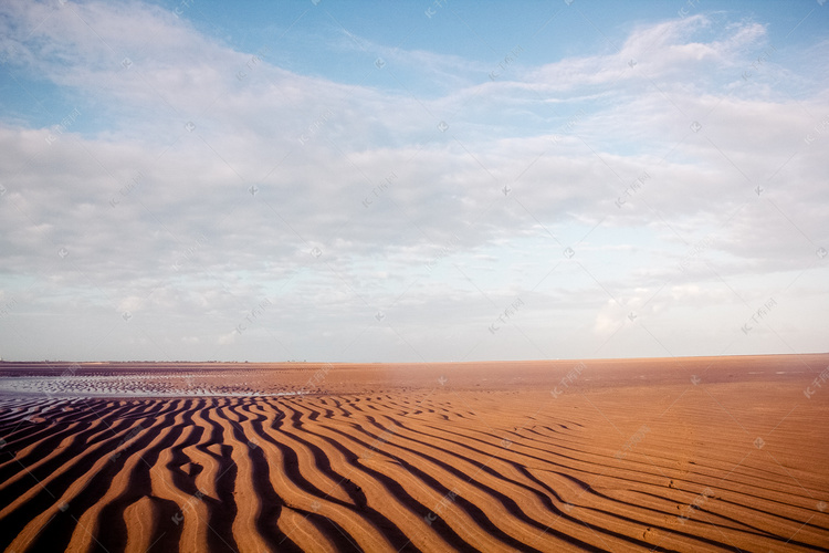 蓝天白云下沙漠摄影图