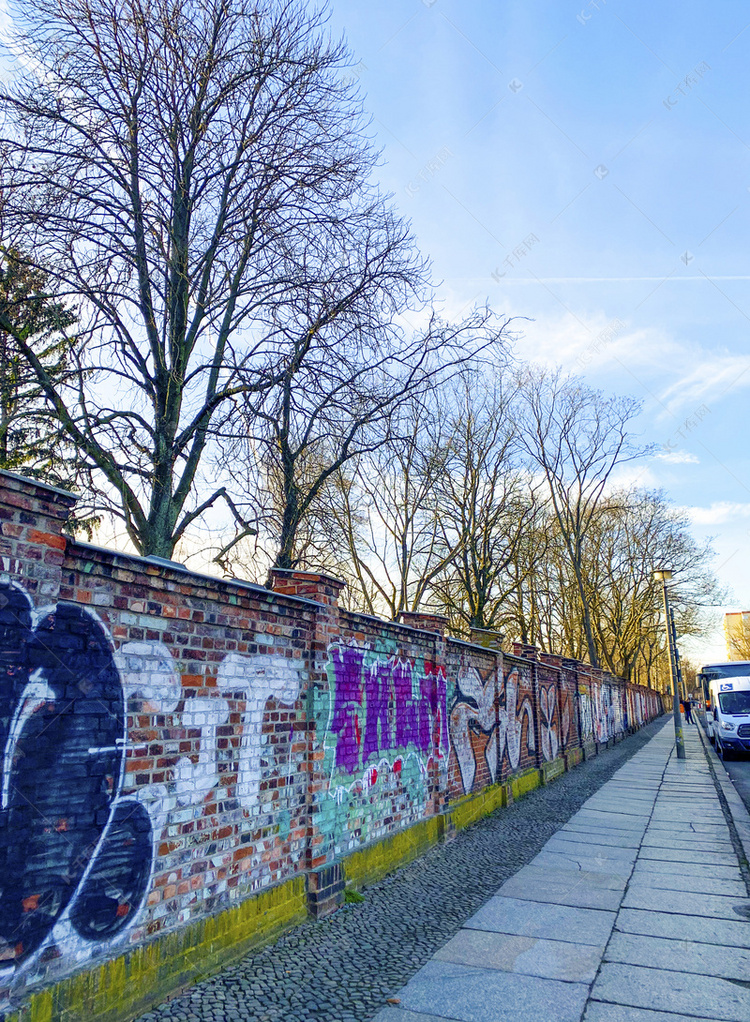 柏林破旧的柏林墙和彩色涂鸦摄影
