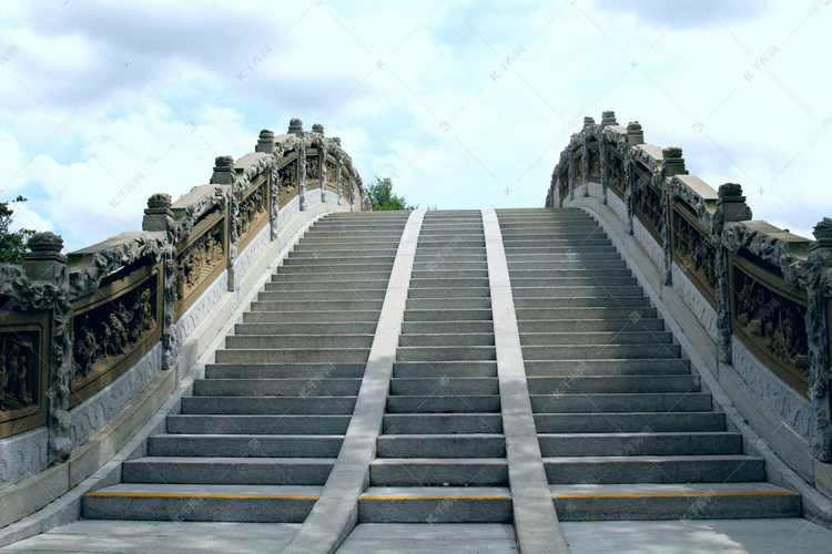 拱形阶梯桥上摄影图