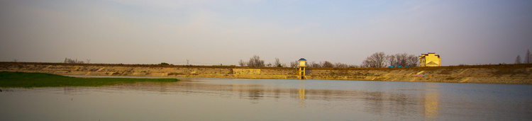 春游之湖边的风景 广角摄影图