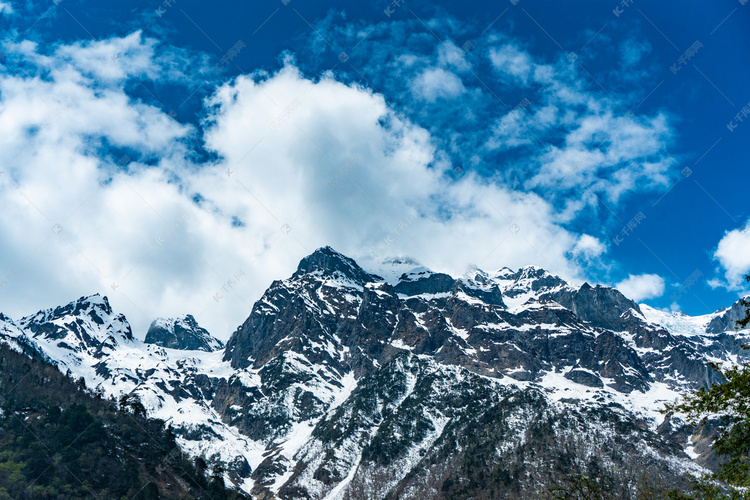 雪山蓝天白云自然风光摄影图