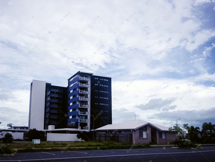 蓝天白云下的澳洲房屋建筑摄影图