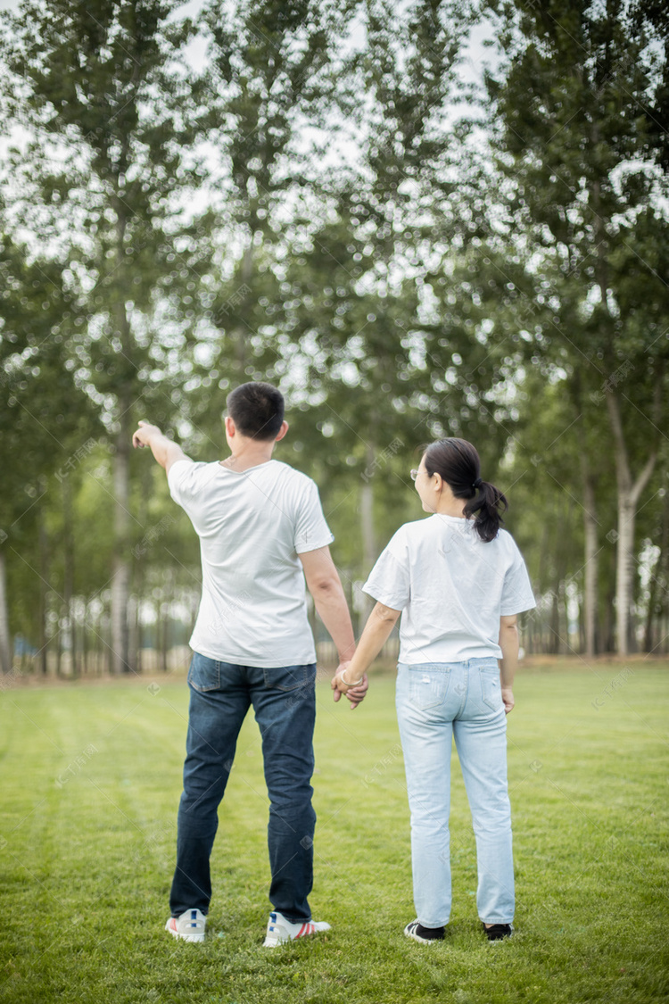 望向手指方向的夫妻俩
