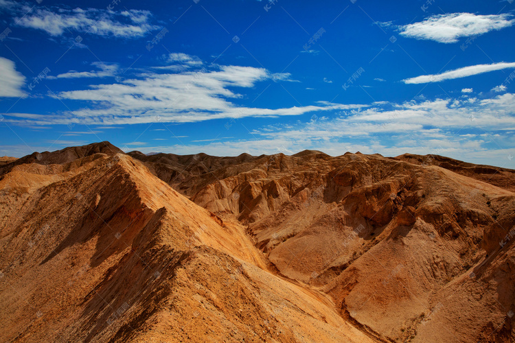 蓝天白云雅丹地貌土丘沙丘自然风光摄影图