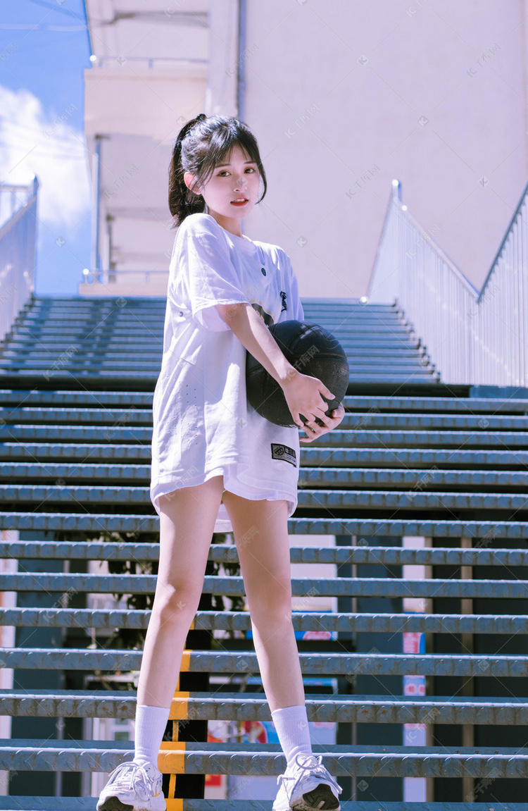 拿篮球女孩