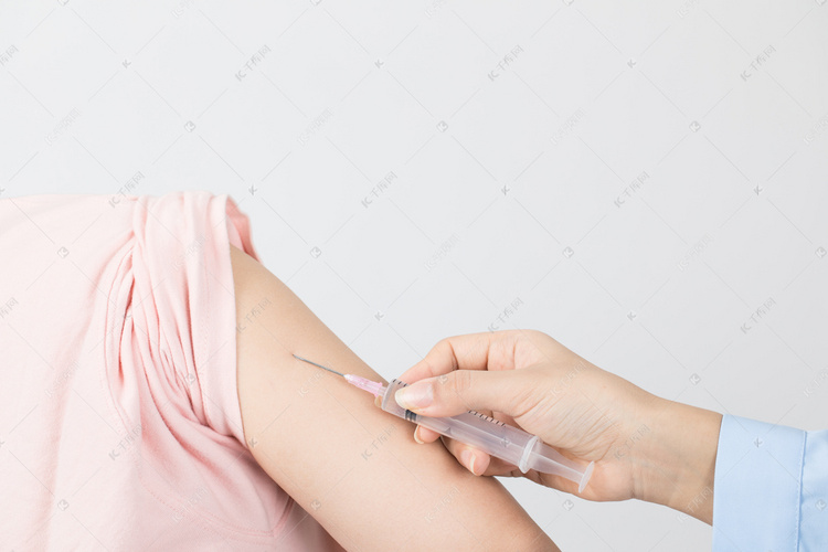 护士给人打针接种疫苗