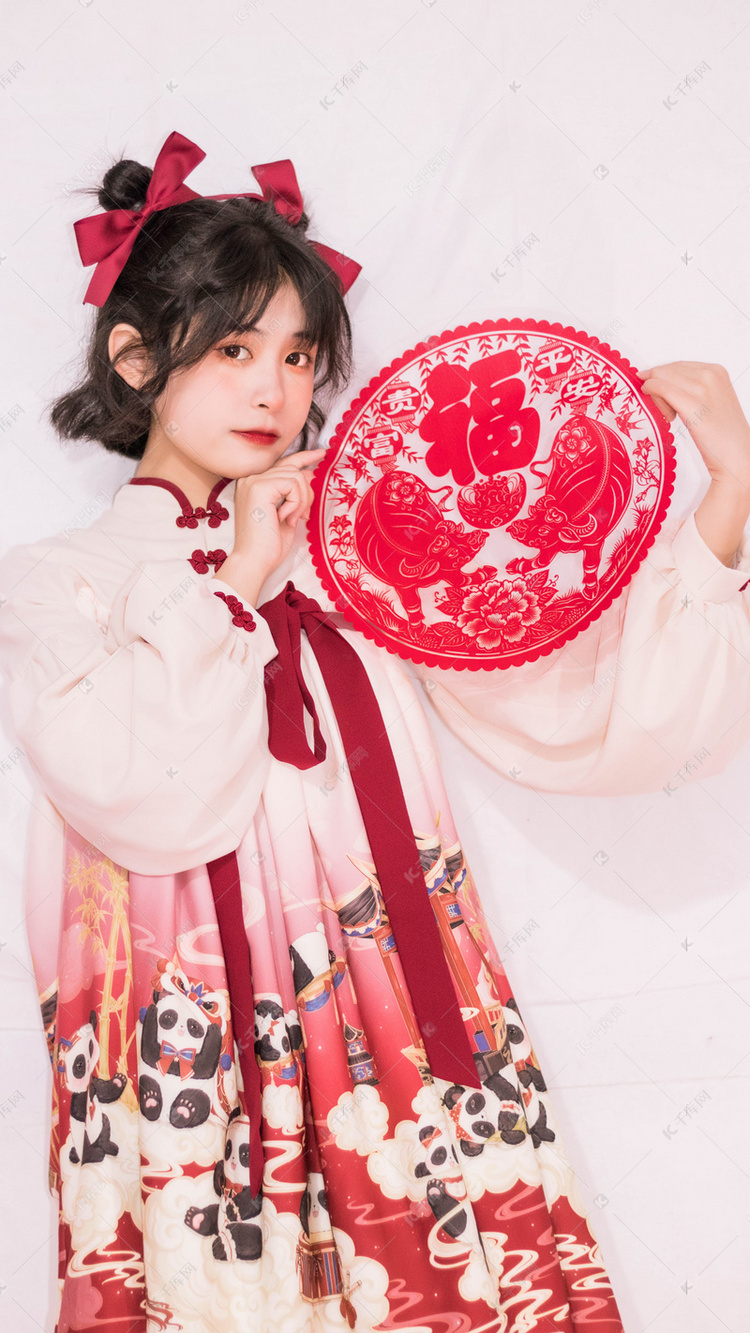拜年为了庆祝新年春节女孩站着拿着福摄影图配图