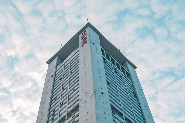 武汉城市建筑白天中建三局中建三局天桥下建筑摄影图配图