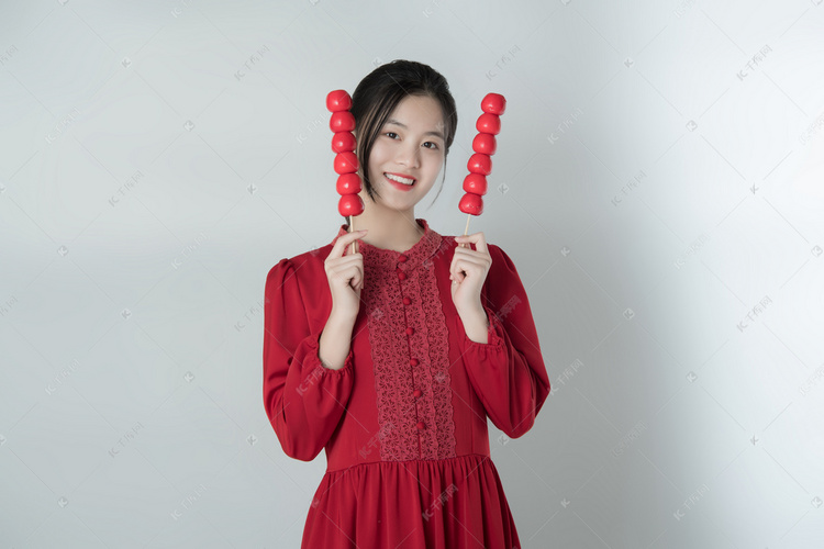 近年新春美女室肉手拿冰糖葫芦摄影图配图