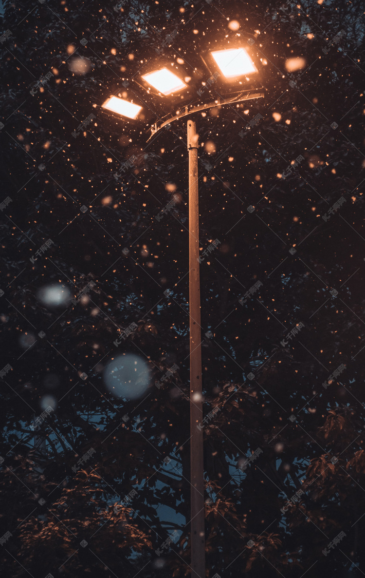 冬季夜晚路灯街道下雪摄影图配图