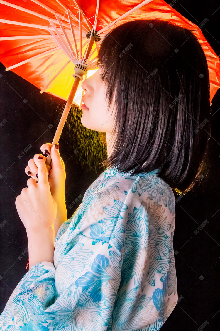 神明少女白天和服少女室内打伞摄影图配图