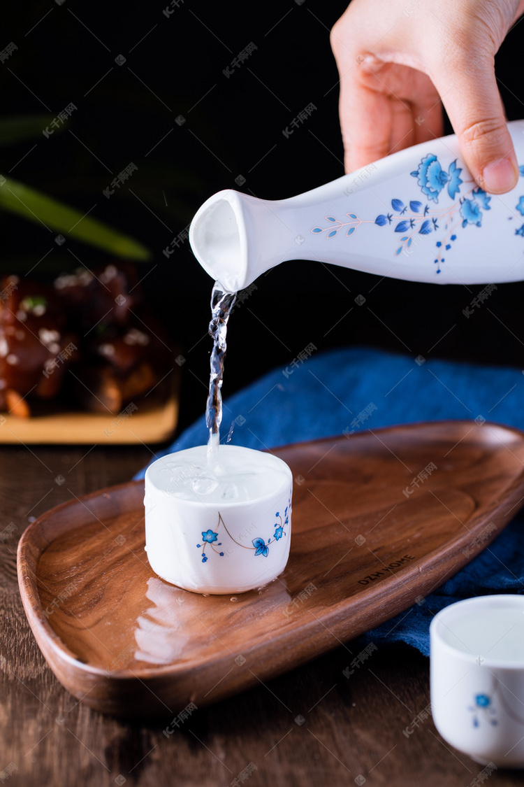 白酒白天酒杯酒壶白酒室内桌面倒酒摄影图配图