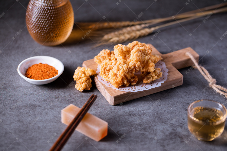 餐饮美食夜晚小酥肉鸡米花室内桌