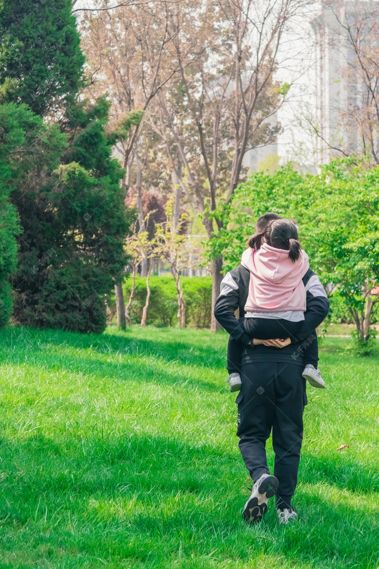 父亲节早上爸爸背着女儿户外背摄影图配图