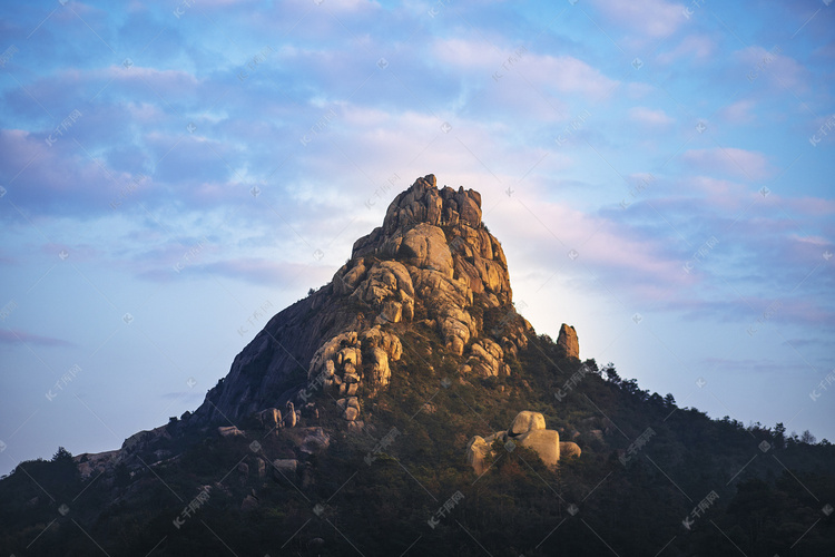 高高的山峰下午山峰山上无摄影图配图