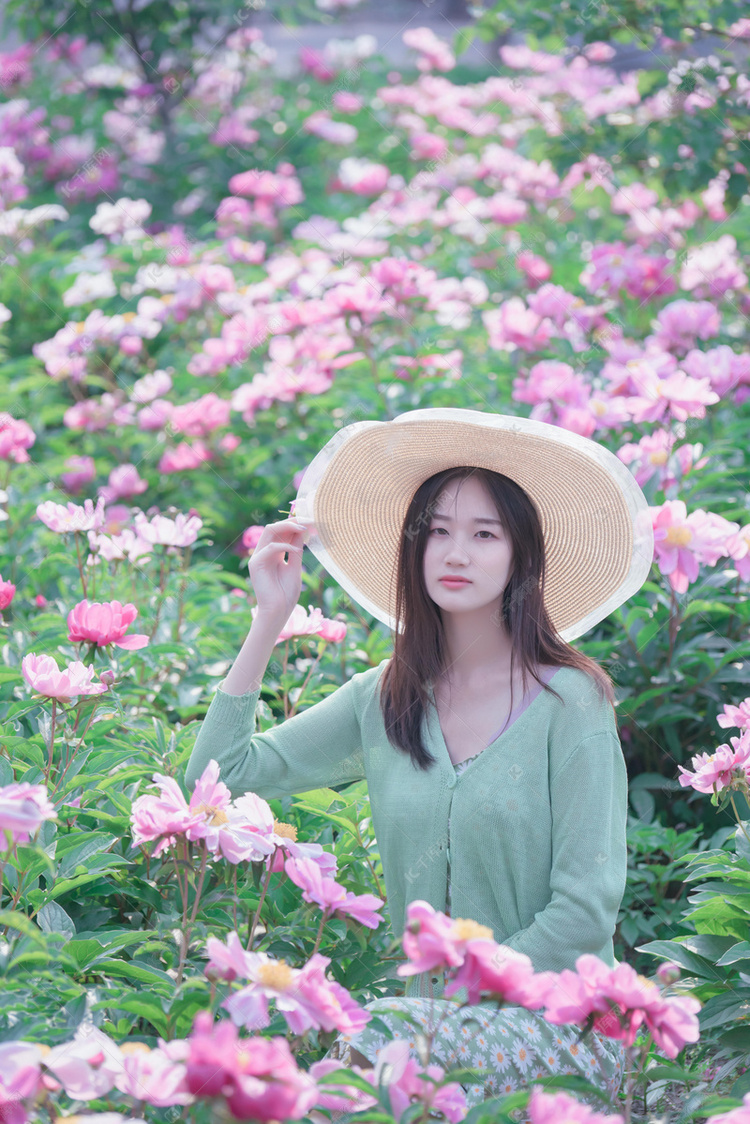 立夏夏季白天芍药花花丛户外美女赏花摄影图配图摄影作