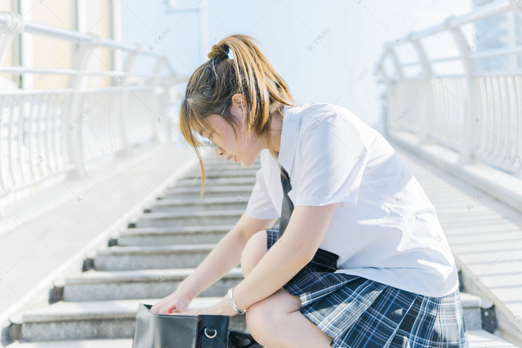 人像正午女孩楼梯蹲下摄影图配图