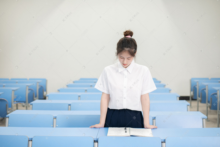 高考白天一个女学生在教室回答问题摄影图配图