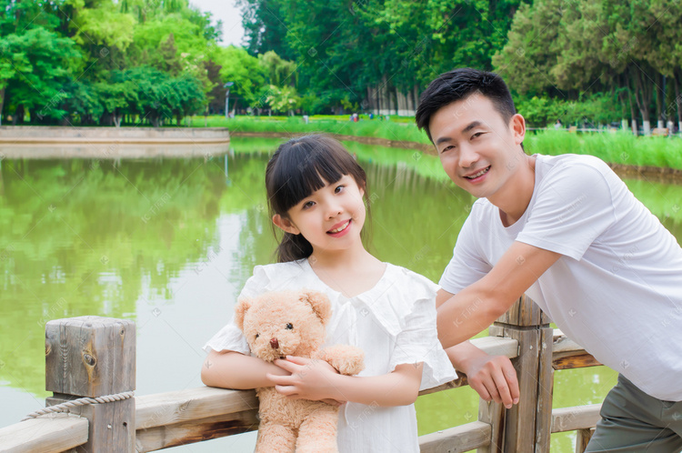 父女亲子父亲节儿童游玩摄影图配图