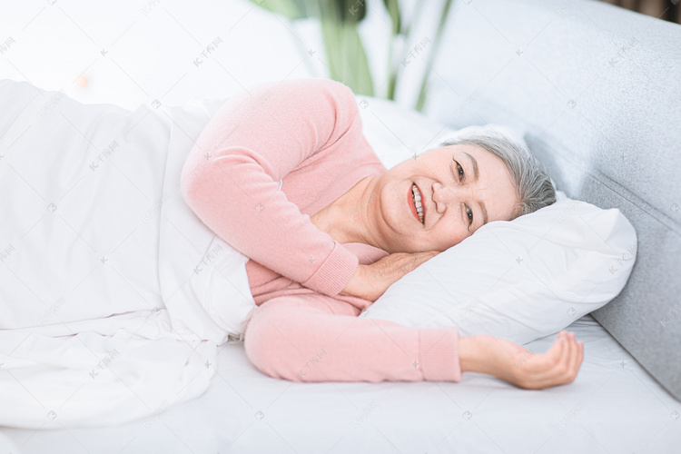 休息白天老人床上平躺休息摄影图配图