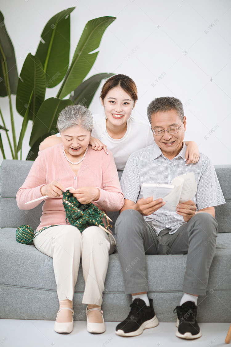 家庭和谐白天一家三口家里和睦相处摄影图配图