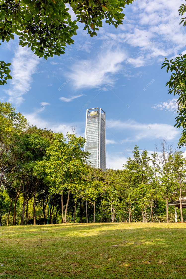 城市下午城市花园公园蓝天摄影图配图