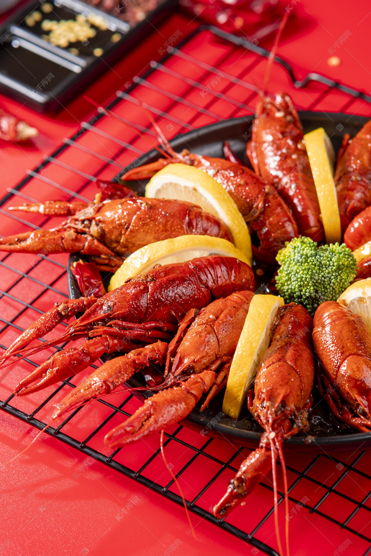 香辣美味小龙虾桌上摆拍摄影图配图