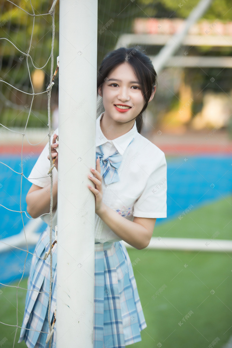 上学美女学生清新阳光摄影图配图