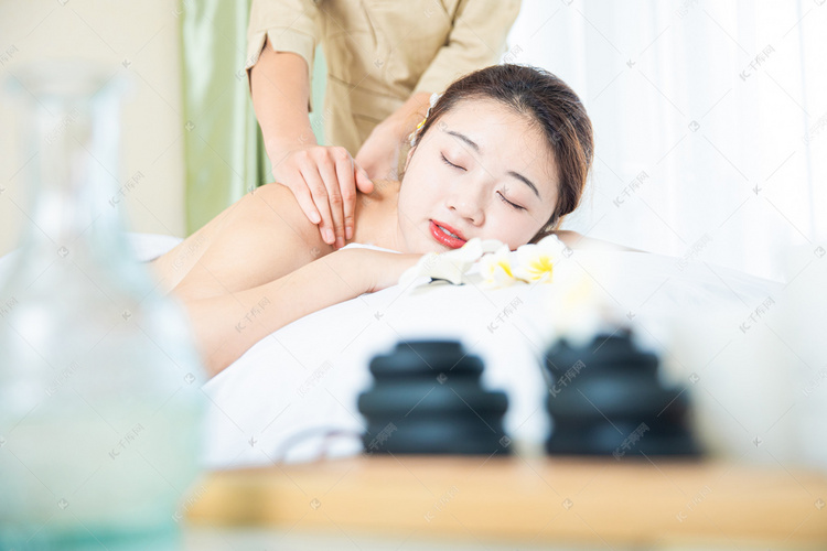 美容美体白天做按摩的美女室内趴着摄影图配图
