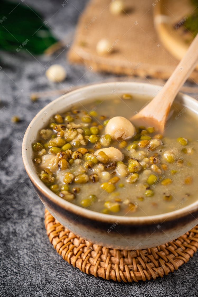 莲子绿豆汤小暑节气美食摄影图配图