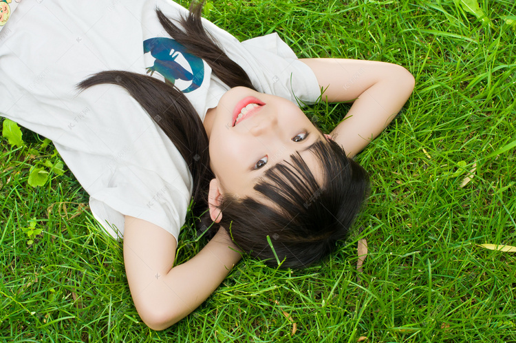 人像可爱女孩小女生草地小学生摄影图配图