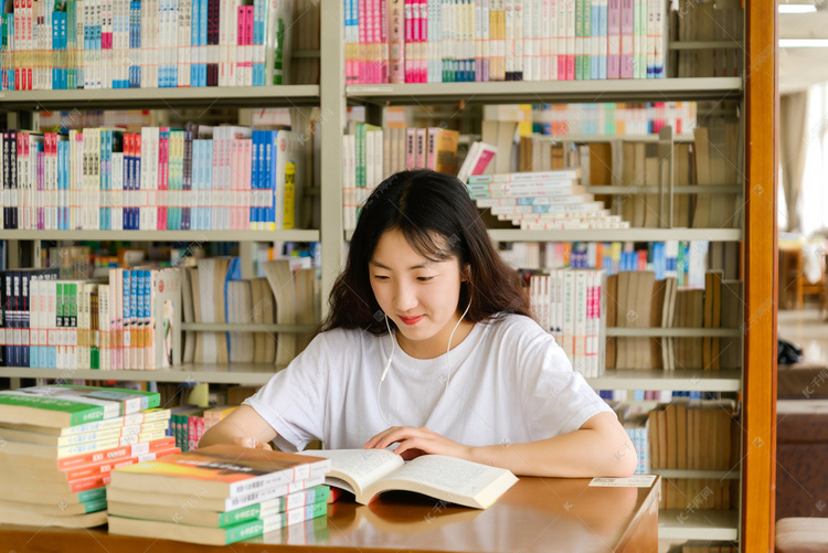 人像白天美女图书馆低头看书学习摄影图配图
