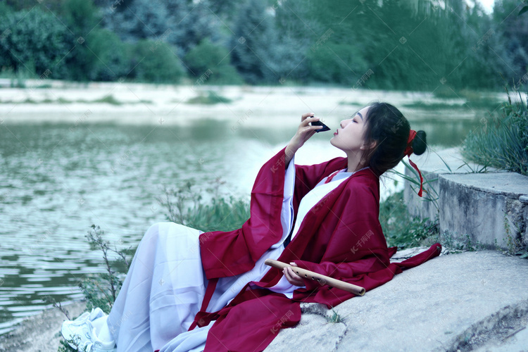 国潮白天汉服女侠湖边饮酒摄影图配图