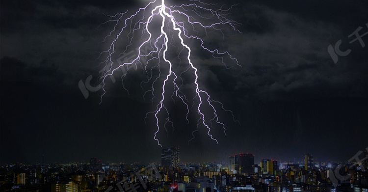 雷电大雨中的城市