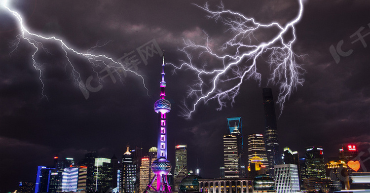 城市上空的大雨闪电雷电