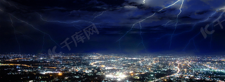 城市预防雷电简约合成背景