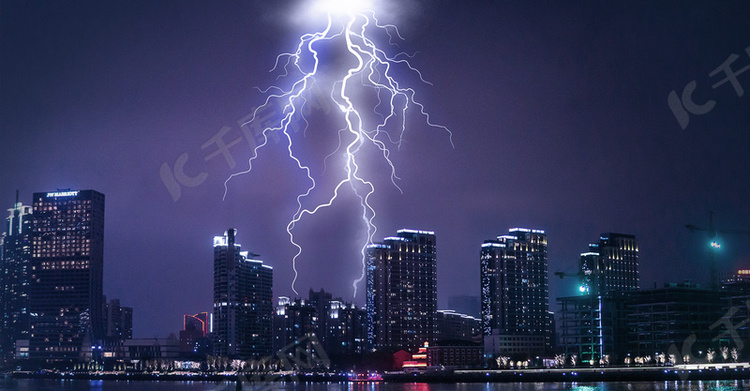 雷电大雨中的城市