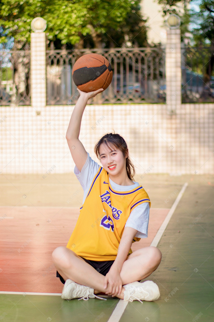 美女篮球运动员打球比赛摄影图配图
