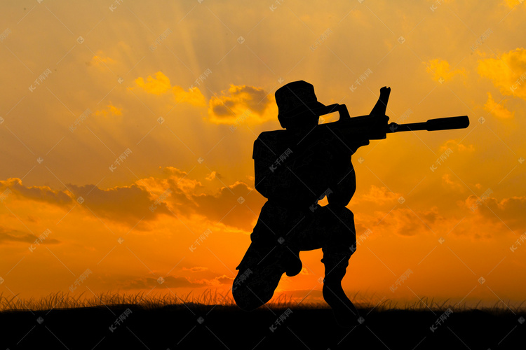 夕阳剪影傍晚士兵狙击手战场创意