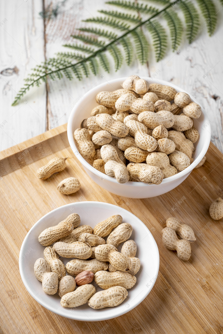 美味水煮花生桌上摆拍摄影图配图