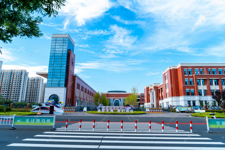 学校白天校门学校上学摄影图配图